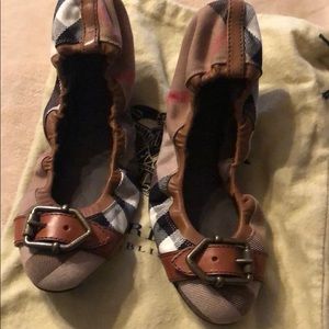 Burberry leather flat with buckle